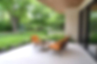 Sakin bir bahçe, rahat sandalyeler ve yemyeşil bir bahçe içerir. Doğada rahatlama ve sükunet için mükemmel bir yer sunar..