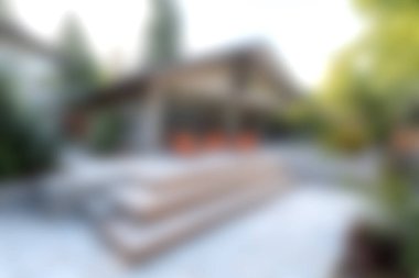 Modern mobilyaların bulunduğu ve çevrenin canlı yeşilliklerle çevrili, rahat ve şık bir ortamda toplanmak için mükemmel bir bahçe..