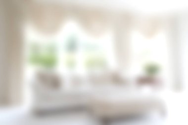 Geniş pencereleri çerçeveleyen zarif perdelerin bulunduğu parlak ve davetkar oturma odası boşluğu doğal ışıkla dolduruyor. Rahat mobilyalar ve yumuşak renkler gevşemek ve huzurlu ortamın tadını çıkarmak için mükemmel bir ortam yaratır..