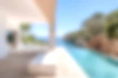 Serin bir havuzu ve nefes kesici deniz manzarası olan, parlak doğal ışıkla yıkanmış, rahatlamak ve açık havada yaşamak için mükemmel bir konağı olan çarpıcı modern bir villa..