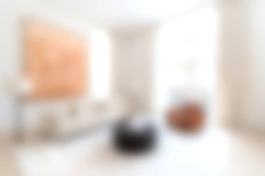 Minimalist tasarımı, doğal ışığı ve rahat mobilyaları olan parlak ve havadar modern bir oturma odası. Çağdaş ev dekorunu göstermek için mükemmel.