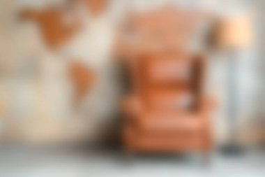 Sıcak, deri bir koltuk şık bir dünya haritası duvar resmine dayanır ve büyüleyici, modern bir oturma odası atmosferi yaratır. Sıcak tonlar davet dekorunu güçlendirir.