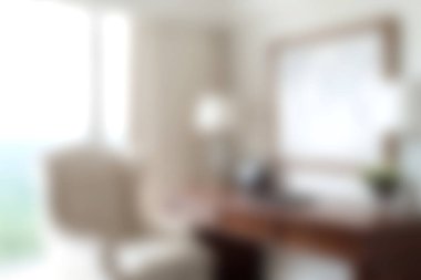 Bu resim, doğal ışık, minimalist mobilyalar ve üretkenlik için mükemmel sakin bir atmosferi olan parlak bir ofisi gösteren rahat ve modern bir çalışma alanını içeriyor..