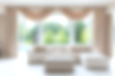 Bu görüntü, yeşil manzaralı, rahat ve rahatlatıcı geniş pencereli, zarif perdeli, parlak ve havadar bir oturma odası yakalıyor..