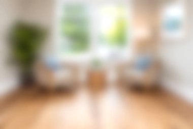 Rahat bir oturma odası, doğal ışık ve yemyeşil bir ortam, dinlenmek için mükemmel bir ortam yaratıyor..