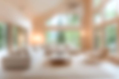 Bu resim, geniş pencerelerden gelen doğal ışıklarla dolu rahat bir oturma odasını gösteriyor. Modern dekorlar ve dinlenmek için mükemmel sakin bir atmosfer..