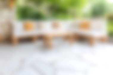 Yumuşak yastıklarla çevrili rahat bir açık hava salonu ve yemyeşil bir ortam. Rahatlamak ve huzurlu bir ortamda sıcak güneş ışığının tadını çıkarmak için mükemmel..