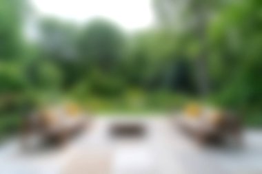 Rahat yastıklara ve huzurlu bir arka plana sahip, doğa ile çevrili, rahatlama ve keyif için mükemmel, büyüleyici bir açık hava oturma alanı..