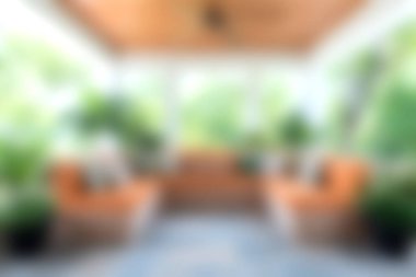 Bu görüntüde rahat bir açık hava oturma alanı var. Canlı yeşilliklerle dolu. Rahatlamak ve rahatlamak için sakin bir dinlenme yeri sunuyor..