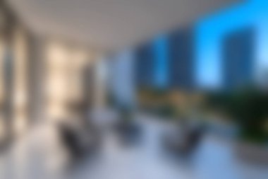 Modern bir balkondan sakin bir manzara şık sandalyeler ve alacakaranlıkta şehir silueti, doğa ve şehir hayatının mükemmel bir karışımını sergiliyor..