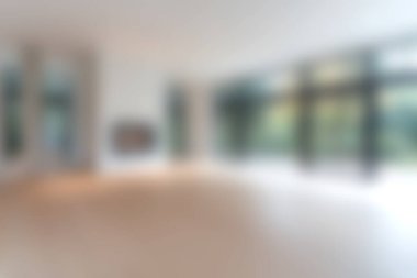 Geniş oturma odası geniş pencereli, nötr renklerde ve zarif dekorlu modern minimalist tasarım, rahatlama ve rahatlama için mükemmel..