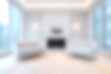 Zarif mobilyalar, geniş pencereler ve rahatlama ve sosyal toplantılar için mükemmel sakin bir ortam içeren parlak ve davetkar modern oturma odası..