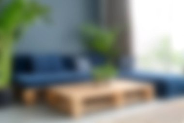 Modern mobilyaların, parlak doğal ışığın ve yemyeşil bitkilerin bulunduğu rahat bir oturma odası keşfedin. Rahatlamak için mükemmel ve davetkar bir ortam yaratın..