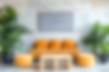 Bu rahat oturma odasında canlı sarı yastıklarla süslenmiş şık bir kanepe var. İçerideki yemyeşil bitkilerle tamamlanmış, davetkar ve neşeli bir atmosfer yaratıyor..