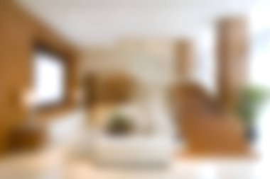 Doğal ışık, zarif dekorasyon ve rahat mobilya düzenlemeleriyle güzel tasarlanmış modern bir oturma odası. Ev tasarımında mükemmel bir ilham kaynağı..