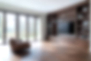 Doğal ışık, rahat bir sandalye ve rahat bir ev atmosferi için gösterişli bir tasarım sunan geniş pencereli, parlak ve havadar modern oturma odası..