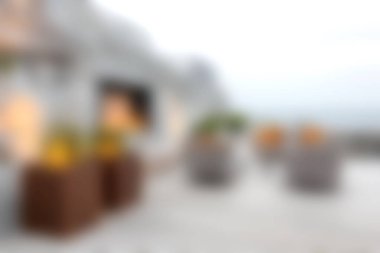 Şık mobilyaların ve canlı bitkilerin bulunduğu sakin bir açık hava salonu keşfedin. Huzurlu bir ortamda rahatlamak ve rahatlamak için davet edici bir alan yaratın..