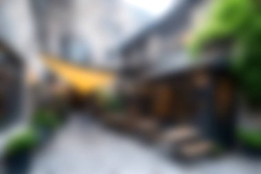 Sıcak günbatımı ışığının geniş pencerelerden içeri aktığı samimi, modern bir kafe sahnesi. Atmosfer rahatlamaya ve sosyalleşmeye davetiye çıkarır. Yaşam tarzı temaları için mükemmel.