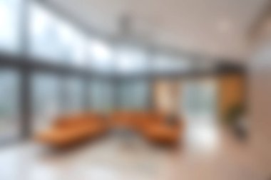 Modern mobilyaların ve büyük güneşli pencerelerin bulunduğu rahat bir oturma odası. Rahatlamak ve keyif almak için mükemmel sıcak ve davetkar bir atmosfer yaratıyor..