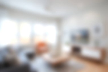 Parlak ve havadar bir atmosferi, rahat mobilyaları ve mükemmel bir şekilde harmanlanmış stil ve konforu olan minimalist dekoru olan modern bir oturma odası keşfedin..