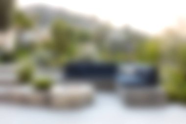 Bu görüntü, yemyeşil yemyeşil, rahatlama ve rahatlama için mükemmel bir açık hava oturma alanı yakalar. Yumuşak güneş ışığı sakin atmosferi güçlendirir..