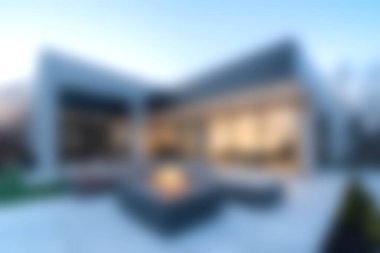 Camdan duvarlarla çevrili çarpıcı bir avlusu olan modern mimari ev rahatlama ve eğlence için davet edici bir alan yaratıyor..