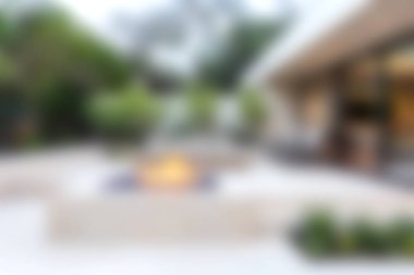 Yeşillik ve modern bahçe mobilyalarıyla çevrili bir ateş çukurunun olduğu rahat bir ortam. Rahatlama ve toplanma için mükemmel..