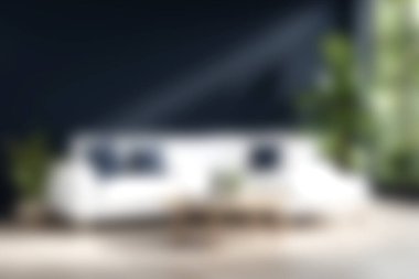 Zarif beyaz bir kanepe, canlı yeşil bitkiler ve doğal ışık içeren, rahatlatıcı, rahatlatıcı bir atmosfer yaratan, rahatlatıcı ve rahatlatıcı bir modern oturma odası..