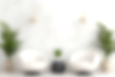 Parlak ve havadar bir atmosferde modern beyaz sandalyeler ve şık dekoratif bitkilerin yer aldığı sakin bir oturma odası. Rahatlatıcı ve ilham verici tasarımlar için mükemmel..