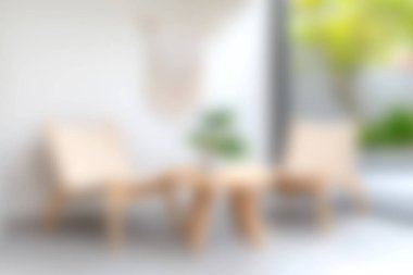 Modern sandalyeler ve doğal elementlerle dolu, rahat ve rahat bir iç mekan, rahatlama ve şık bir dekor için mükemmel. Huzurlu bir ortam bekliyor..