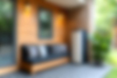 Şık oturma yerleri ve güzel yeşilliklerin bulunduğu rahat, modern bir açık hava salonu keşfedin. Bu dingin alan rahatlamayı davet eder ve herhangi bir ev ayarını güçlendirir.