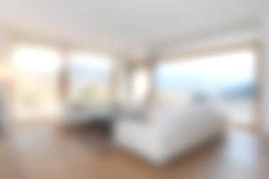 Bu resim, rahat bir kanepe ve güzel manzaralı doğal ışıkla dolu modern bir oturma odasını gösteriyor. Huzur ayarları için mükemmel.