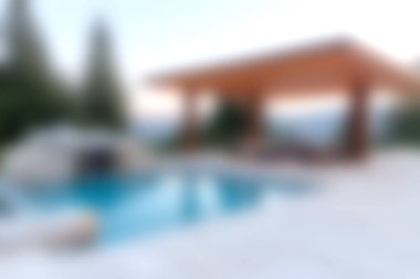 Modern mimarinin yer aldığı sakin bir açık havuz, rahatlama ve rahatlama aktiviteleri için mükemmel. Manzara görünümleri sakin ortamı artırır.