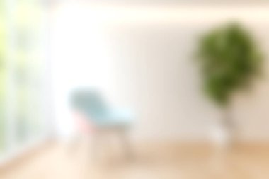 Geniş bir pencerenin yanında rahat bir sandalye bulunan, yumuşak güneş ışığının mekanı aydınlatmasına olanak sağlayan sakin bir iç mekan. Yeşillik yeşillik, dinginliği arttırır. Rahatlamak için birebir..