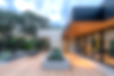 Şehir ortamında doğal elementlerin yer aldığı, rahatlama ve rahatlama için mükemmel modern mimari tasarım ile açık alan karışımını keşfedin..