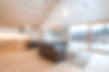 Doğal ışığı davet eden, parlak ve davetkar bir atmosfer yaratan geniş pencereli güzel tasarlanmış bir modern minimalist oturma odası. Sıcak ahşap zemin modern mobilyaları tamamlıyor. Rahatlamak için mükemmel bir yer.