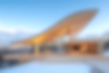 Bu çarpıcı modern mimari, günbatımında dinamik bir çatı çizgisi içerir. Bu çatı pürüzsüz bir şekilde açık hava manzarasıyla harmanlanır. Zarafet ve yenilik sergiler..