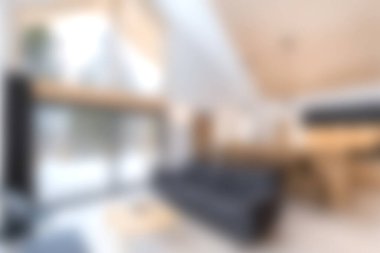 Doğal ışığın bol olduğu şık bir oturma odası keşfedin. Minimalist bir tasarımı, rahat mobilyaları ve rahatlamak için mükemmel bir ortam..