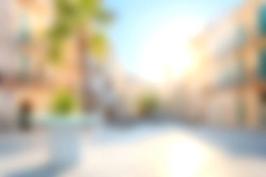 Şehir meydanındaki palmiye ağaçlarının arasından süzülen bulanık efektli bir şehir manzarası. Rahatlamak ve güzelleşmek için ideal..