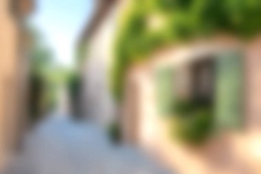 Bereketli yeşillik ve büyüleyici cephelerle dolu huzurlu dar bir yol huzurlu bir kaçış sunuyor. Ilık ışık davetkar atmosferi arttırır, sakin yürüyüşler için mükemmeldir..