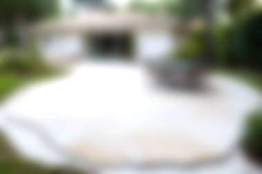 Serin bir bahçe arkaplanı içinde rahat mobilyaların olduğu sakin bir bahçe sahnesi. Sıcak günlerde rahatlamak ve doğanın tadını çıkarmak için idealdir..