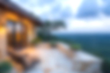 Gün batımında yemyeşil dağlara bakan rahat bir balkondan büyüleyici panoramik manzaranın tadını çıkarın. Rahatlamak için mükemmel bir dinlenme yeri sunuyor..