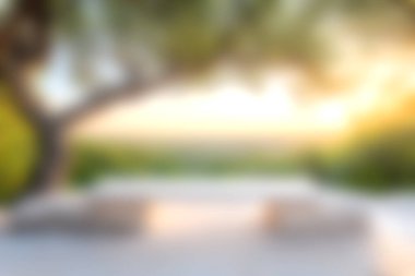 Altın saat boyunca bulanık doğal elementlerin ve yumuşak ışığın yer aldığı sakin bir açık hava sahnesi. Rahatlama ve sükuneti destekleyen tasarımlar için ideal.