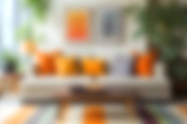 Renkli dekoratif yastıklarla süslenmiş rahat bir kanepenin olduğu rahat bir oturma odası. Parlak sanat eserleri ve yemyeşil bitkiler doğal ışıkla dolu bu davet alanını geliştirir..