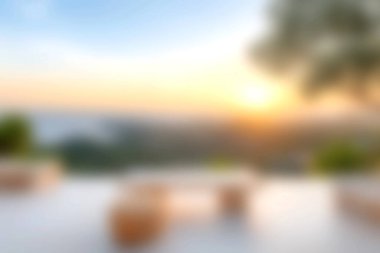 Şık dış mobilyaların yer aldığı sakin bir gün batımı manzarası, dinlenmek ve toplanmak için mükemmel sakin bir atmosfer yaratıyor..