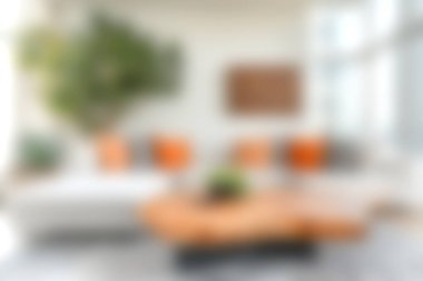 Parlak ve cezbedici modern oturma odası turuncu aksanlı rahat mobilyalar, şık kahve masası ve ferahlatıcı bir atmosfer için bol doğal ışık..