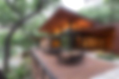 Doğada yuva yapmış, rahatlamayı ve konforu davet eden sıcak ışık gösteren modern bir kulübe manzarası. Mimari ve çevrenin ahenkli karışımı mükemmel bir kaçış yaratır..