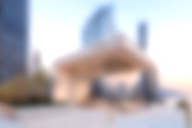 Bu yumuşak odaklı görüntü, altın saat boyunca kentsel manzarayla harmanlanmış modern mimariyi yakalar, tasarımda güzellik ve sükuneti ön plana çıkarır..