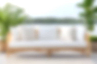 Bereketli yeşilliklerle çevrili sakin suyun yanında rahat bir kanepe, sakin bir kaçış için parlak güneş ışığında mükemmel bir rahatlama noktası sunuyor..