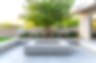 Büyüleyici açık alan, yemyeşil yemyeşil ile çevrili modern minimalist mobilyalara sahip, doğada rahatlama ve keyif için mükemmel bir dinlenme alanı yaratıyor..